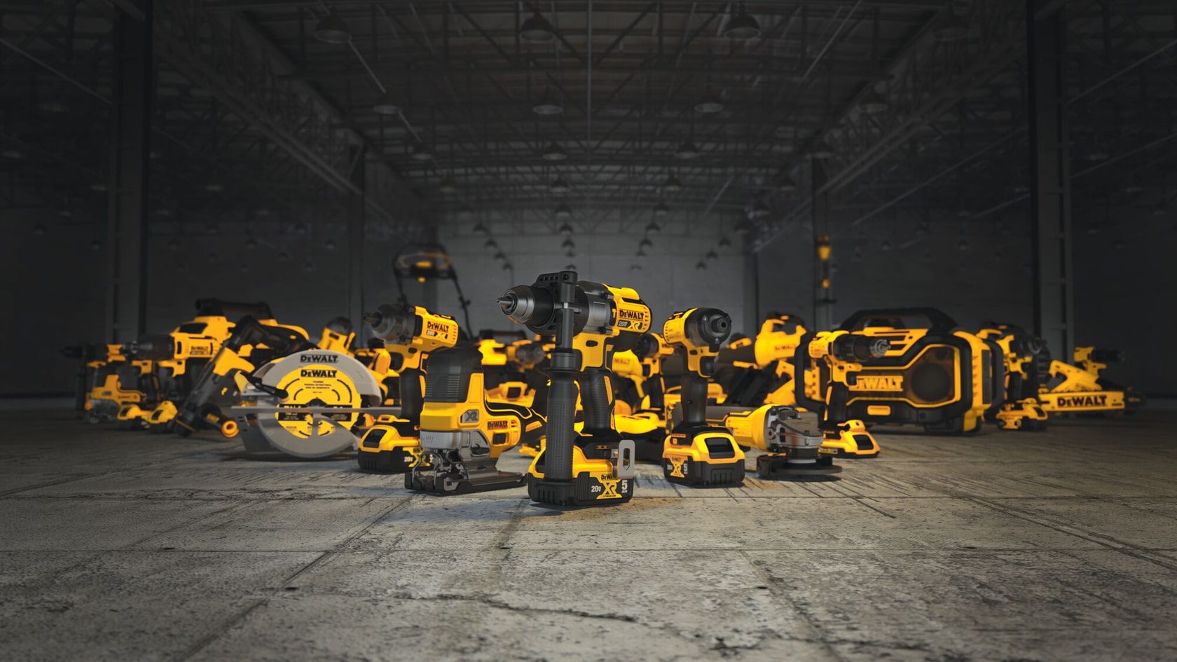 Un grupo de herramientas eléctricas DEWALT de color amarillo y negro exhibidas sobre un piso de concreto dentro de un gran almacén de estilo industrial. Las herramientas incluyen taladros, sierras y otros equipos, dispuestos de manera destacada en primer plano y más herramientas visibles en el fondo.